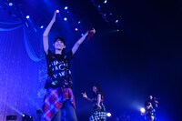 E-girls「Mr.Snowman」をカバーする秋本帆華、坂本遥奈、伊藤千由李。