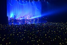 会場が伊藤千由李のイメージカラー“ういろうイエロー”に染まった様子。