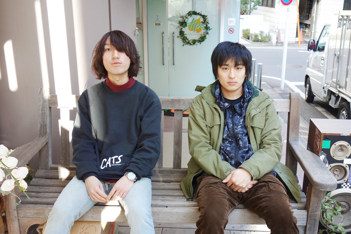 橋本薫（Vo, G / Helsinki Lambda Club）と古舘佑太郎。