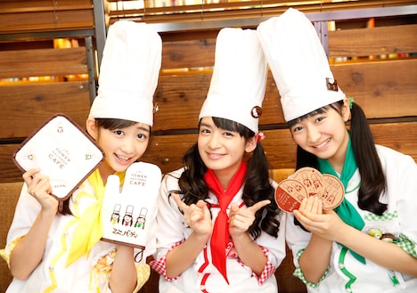 コラボグッズを手にするクッキング部 ミニパティ。