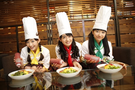 ケチャップで「ジャカパラ ふわトロ Goo Goo ▽ オムライス」をデコレーションするクッキング部 ミニパティ。