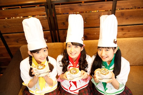 「さくら＊ミニパティ♪ラテ☆」を手にするクッキング部 ミニパティ。