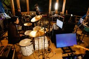 奈良・奈良公園浮見堂で行われた「SEED」劇中音楽レコーディングの様子。(Photo by LESLIE KEE)