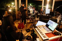 奈良・奈良公園浮見堂で行われた「SEED」劇中音楽レコーディングの様子。（Photo by LESLIE KEE）