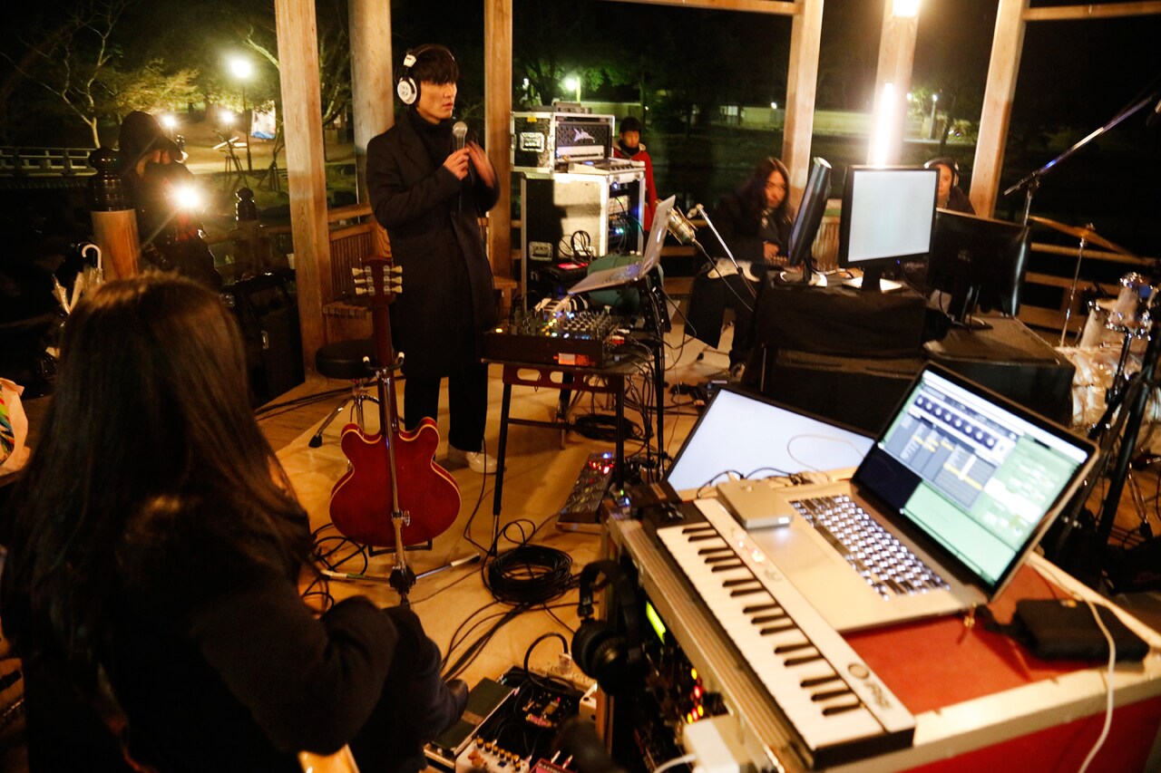 奈良・奈良公園浮見堂で行われた「SEED」劇中音楽レコーディングの様子。（Photo by LESLIE KEE）