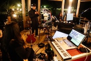 奈良・奈良公園浮見堂で行われた「SEED」劇中音楽レコーディングの様子。(Photo by LESLIE KEE)
