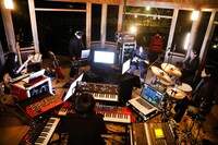 奈良・奈良公園浮見堂で行われた「SEED」劇中音楽レコーディングの様子。（Photo by LESLIE KEE）