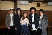 「エンタメ気になーる」レポーターの鈴木あきえ（中央）を囲む[Alexandros]。(c)TBS