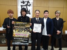 鈴木俊美栃木市長を表敬訪問するMAGIC OF LiFE。