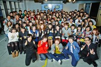 ファン100名と記念撮影するKANA-BOON。（写真提供：スペースシャワーTV）