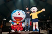 左よりドラえもん、山崎まさよし、のび太。