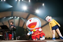 左より山崎まさよし、ドラえもん、のび太。