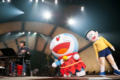 左より山崎まさよし、ドラえもん、のび太。