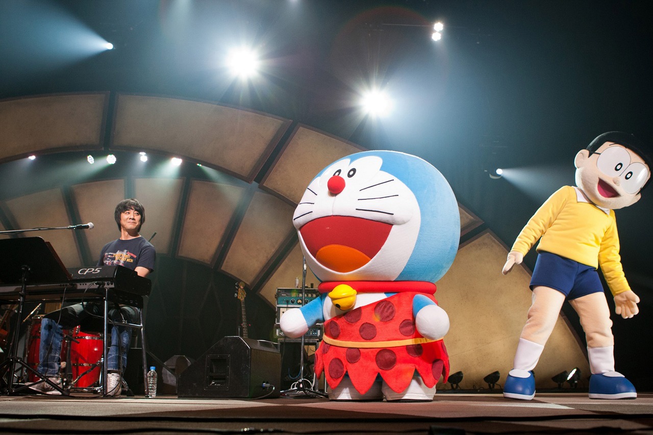 左より山崎まさよし、ドラえもん、のび太。