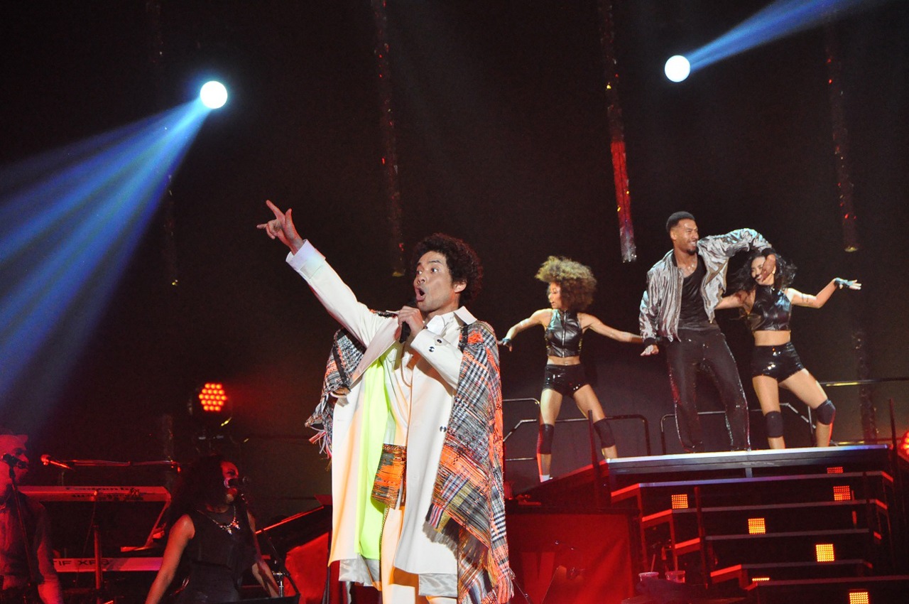 「TOSHINOBU KUBOTA CONCERT TOUR 2015“L.O.K Supa Dupa”」の様子。