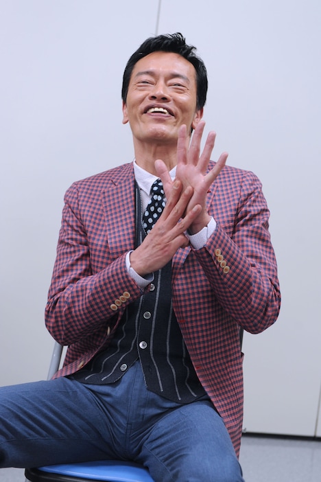 「8号車です」と自己紹介する遠藤憲一。