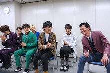 「8号車です」と言う遠藤憲一（右）の自己紹介を聞いて大喜びする超特急。