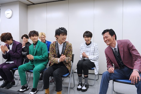 「8号車です」と言う遠藤憲一（右）の自己紹介を聞いて大喜びする超特急。