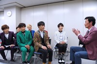 遠藤憲一（右）のアドバイスを聞く超特急。