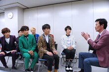 遠藤憲一（右）のアドバイスを聞く超特急。