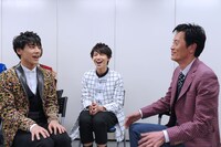 遠藤憲一（右）のアドバイスを聞くユースケとタカシ。