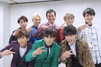 遠藤憲一（上段中央）と超特急。