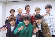 遠藤憲一（上段中央）と超特急。