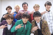 遠藤憲一（上段中央）と超特急。