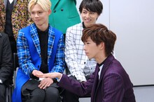 カイ演じる花澤静香にお手をする、チワワの太郎役のリョウガ（手前）。