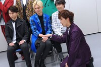 左からコーイチ、カイ、タカシ、カイにお手をするリョウガ。