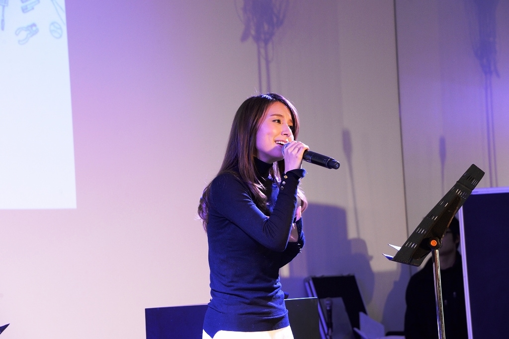 May J.がJ-WAVE公開収録でライブ、トークでは「歌うこと」を語る