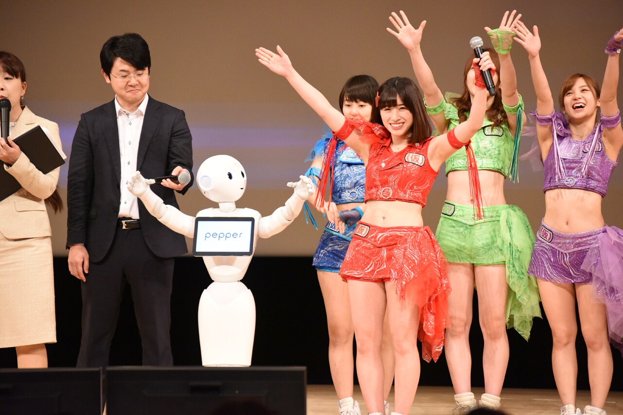 Pepperと早口言葉対決を行いポーズを決める仙石みなみ。