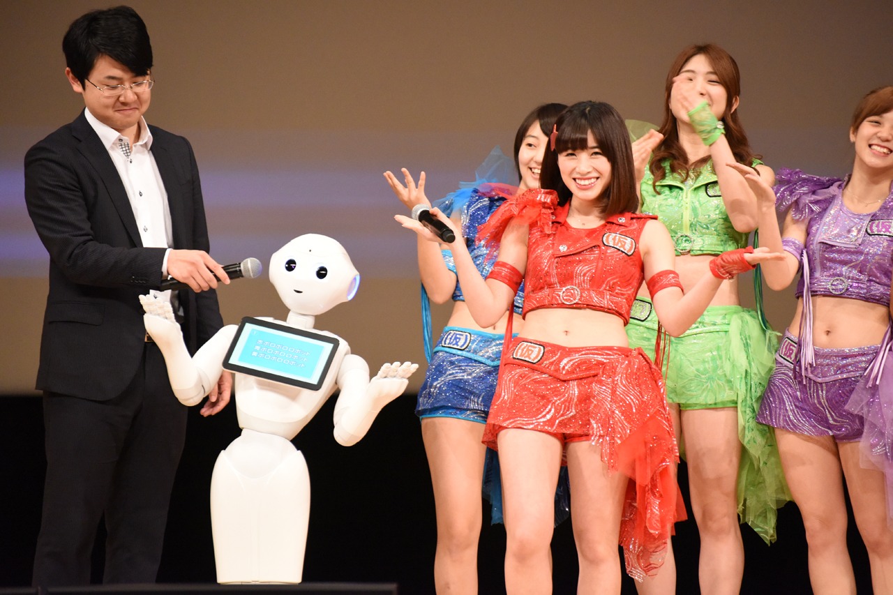 早口言葉対決を行いポーズを決めるPepper、仙石みなみ。