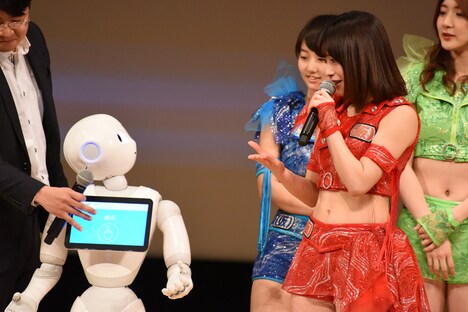 Pepperと会話する仙石みなみ。