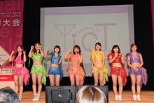 「ICTビジネス研究会 ICTビジネスモデル発見＆発表会」に出演したアップアップガールズ（仮）。