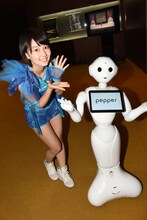 左から新井愛瞳、Pepper。