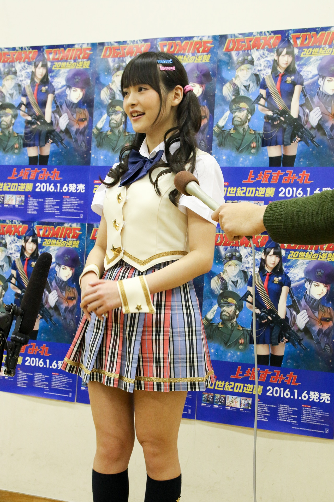 開演前、記者陣の囲み取材に応ずる上坂すみれ。