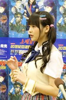 開演前、記者陣の囲み取材に応ずる上坂すみれ。