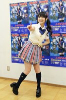 開演前、記者陣の囲み取材に応ずる上坂すみれ。