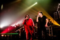 ベンジー・ウェッブ（Skindred）とKenta Koie（Crossfaith）。（撮影：青木カズロー）