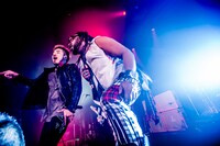 Kenta Koie（Crossfaith）とベンジー・ウェッブ（Skindred）。（撮影：青木カズロー）