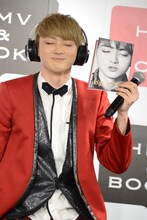 ニゴォ氏のリクエストを受け、カメラに向けてキス顔をするユーキ。