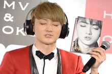 ニゴォ氏のリクエストを受け、カメラに向けてキス顔をするユーキ。