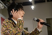 大声を出さないように、マイクを遠ざけて話すユースケ。