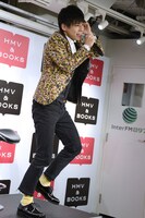 「ikki!!!!!i!!」を歌い踊るユースケ。