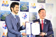 笑みを浮かべる平井堅と鈴木英敬知事。