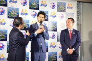 左から徳光和夫アナ、平井堅、鈴木英敬知事。