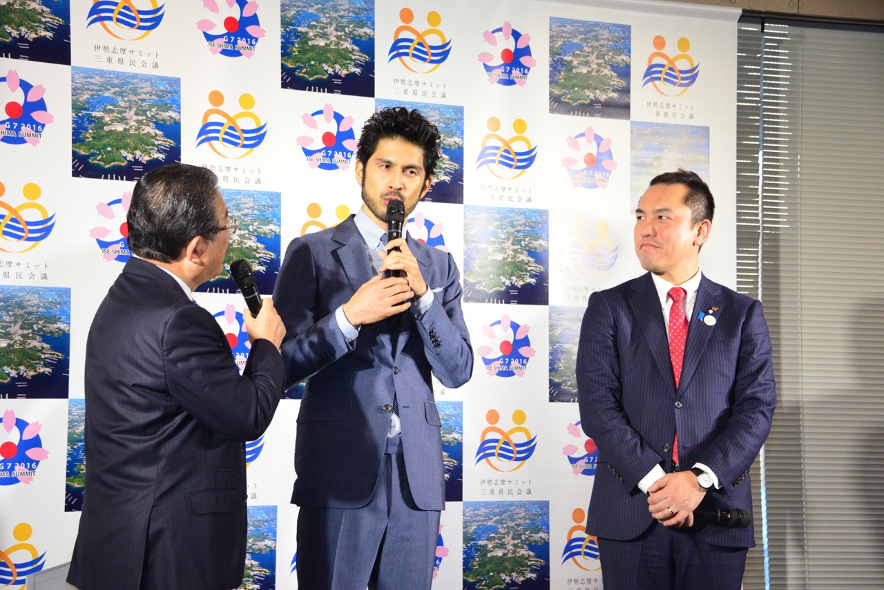 左から徳光和夫アナ、平井堅、鈴木英敬知事。