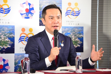 質疑応答中の鈴木英敬知事。