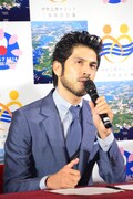 質疑応答中の平井堅。